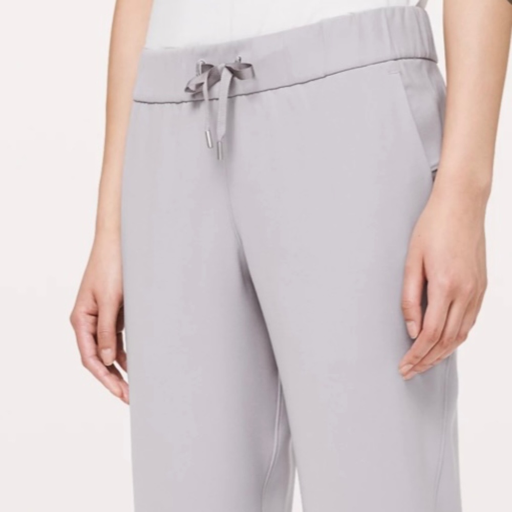 Lululemon On the Fly Jogger (Woven) Size 12 Silverscreen